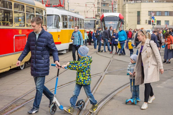 Moscú Rusia Abril 2019 Gente Desfile Viejos Tranvías Cerca Del —  Fotos de Stock