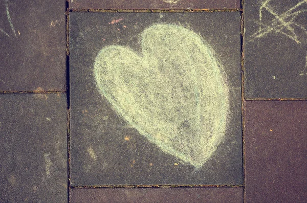 Сердце Нарисованное Мелом Асфальте — стоковое фото