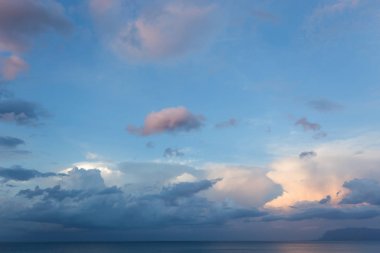 Sicilya yakınlarındaki deniz üzerinde güzel kabarık bulutlar