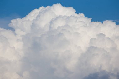 Mavi gökyüzü arka planda güzel kabarık bulutlar