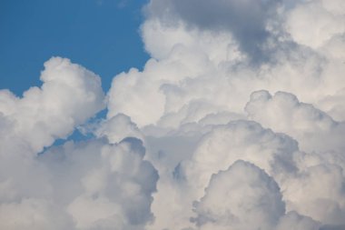 Mavi gökyüzü arka planda güzel kabarık bulutlar