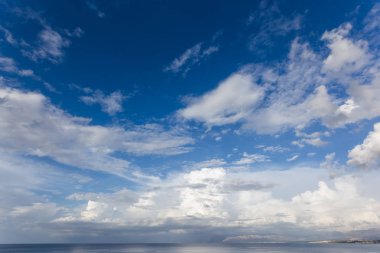 Sicilya yakınlarındaki deniz üzerinde güzel kabarık bulutlar