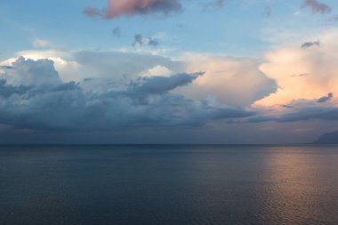 Sicilya yakınlarındaki deniz üzerinde güzel kabarık bulutlar