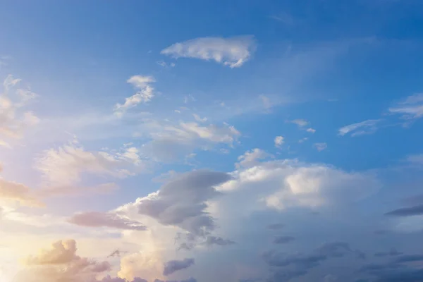 Nori Pufoși Frumoși Fundal Albastru — Fotografie, imagine de stoc