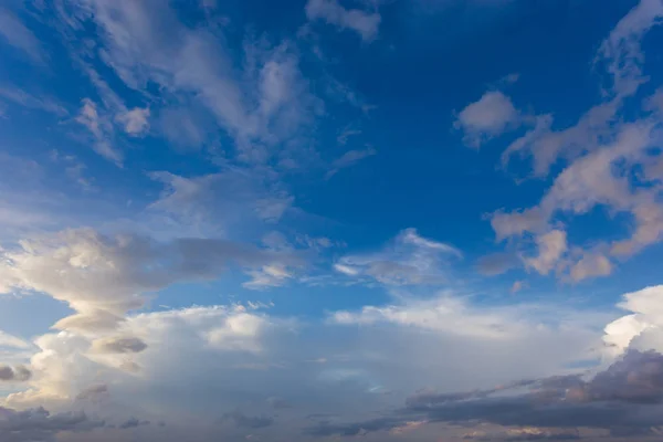 Gyönyörű Bolyhos Felhők Kék Háttérben — Stock Fotó