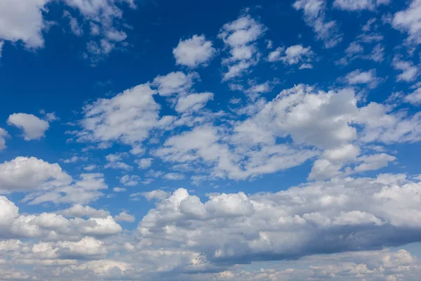 Gyönyörű bolyhos felhők a kék ég háttérben — Stock Fotó