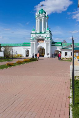 Rostov, Rusya - 5 Mayıs 2019: Turistler ve cemaat, Güneşli bir bahar gününde Rostov'daki Rostov, Spaso Yakovlevsky Dimitriev manastırının görülmeye değer yerlerini gezdiler