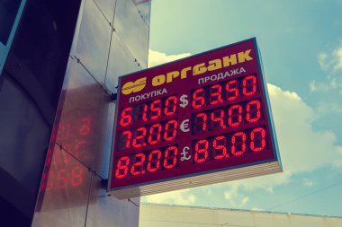 Moskova, Rusya - 11 Temmuz 2018:Ruble ve Euro ile Kırmızı Tahta