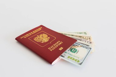 pasaport ve dolar banknotlar bir yığın