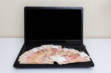 Ruble para paketi ile Laptop