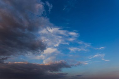 Mavi gökyüzünde dramatik bulutlar