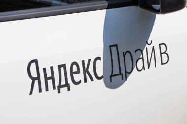 Moskova; Rusya - Ağustos; 4; 2018: Moskova'da Yandex sürücü logosu araba ile sokakta