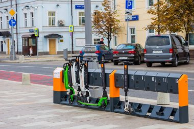 Moskova; Rusya - Ağustos; 4; 2018: Moskova'da stand kiralama ve elektrikli scooter şarj