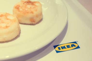 Moskova, Rusya - 12 Ağustos 2018: Tepsideki pastalar Ikea