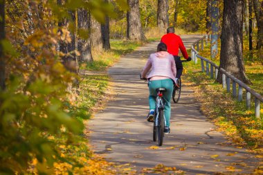 erkek ve kadın sonbahar Park bisikletsürme