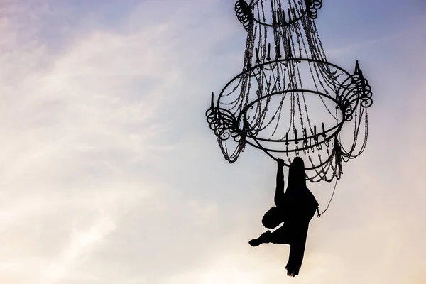 空に対するシャンデリアの空気バレリーナ体操選手 — ストック写真