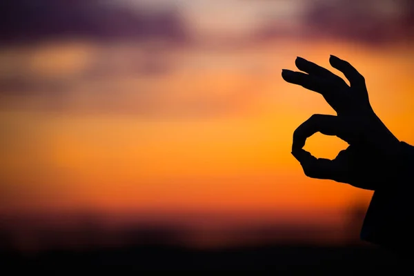 Знак Руки Является Хорошим Пальцы Закате Восходе Солнца Концепция Успеха — стоковое фото
