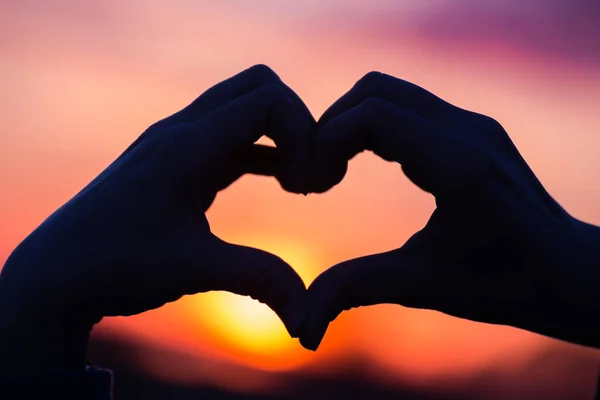 Semnul Inimii Degetele Fundalul Răsăritului Sau Zorilor Conceptul Dragoste Ziua — Fotografie, imagine de stoc