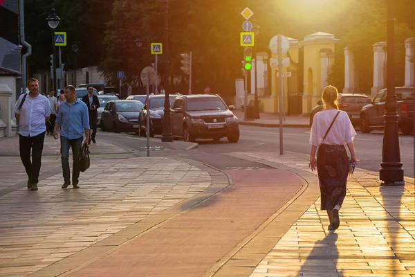 俄罗斯莫斯科 - 2018年6月29日：人们在莫斯科街头漫步 — 图库照片