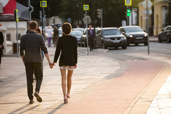 MOSCOU, RUSSIE - 29 JUIN 2018 : Un couple amoureux se promène autour du th — Photo