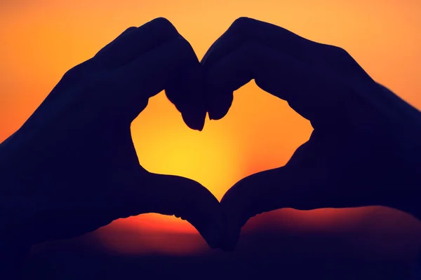 Semnul Inimii Degetele Fundalul Răsăritului Sau Zorilor Conceptul Dragoste Ziua — Fotografie, imagine de stoc