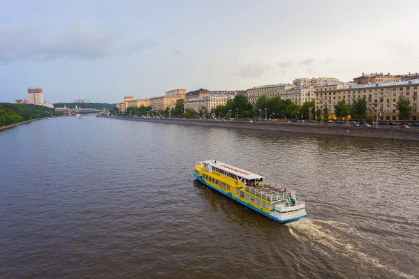 Moskau, russland - 4. juli 2018: blick von der andreevsky brücke auf fr — Stockfoto