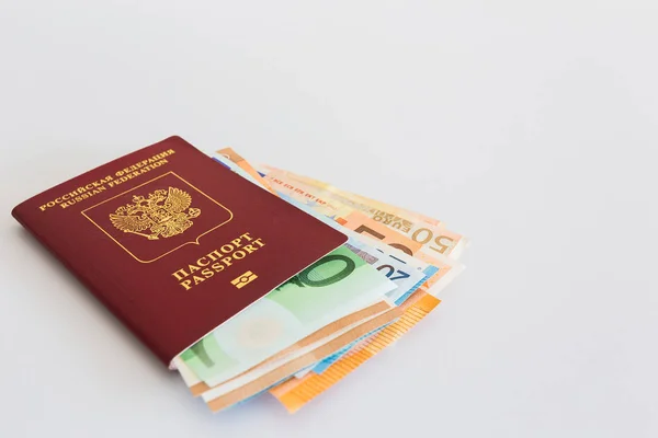 Passaporte e uma pilha de notas de euro — Fotografia de Stock