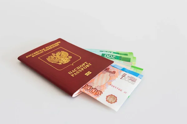 Passaporte e uma pilha de notas de rublo — Fotografia de Stock