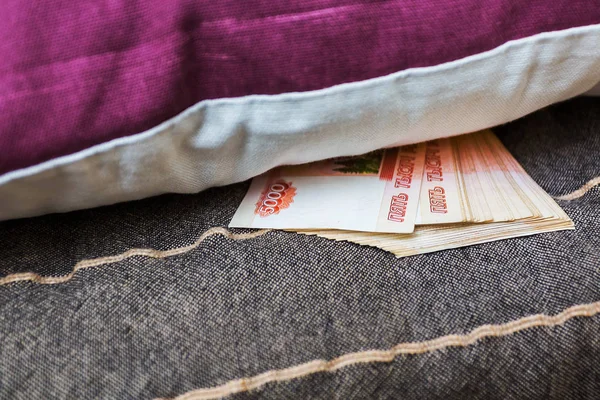 Куча русских рублей, спрятанных под подушкой — стоковое фото