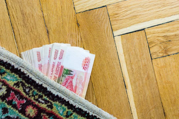 Una pila di rubli russi nascosti sotto il pavimento — Foto Stock