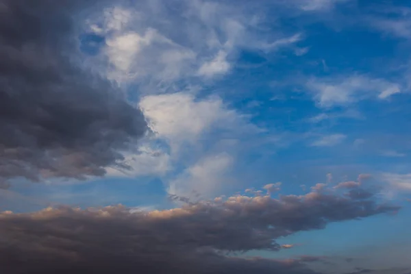 Nori Dramatici Cer Albastru — Fotografie, imagine de stoc