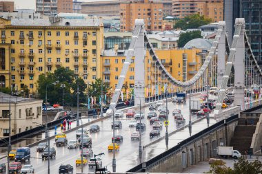 Moskova, Rusya - 21 Ağustos 2018: Moskova'da yağmur dan sonra araba ile Kırım köprüsü