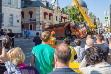 Moskova, Rusya - 24 Ağustos 2018: Moskova'daki Bolshaya Ordynka'da yeraltı suyuyla yıkanan asfaltta kamyonla kaza meydana geldi