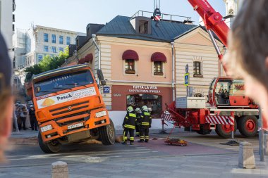 Moskova, Rusya - 24 Ağustos 2018: Moskova'daki Bolshaya Ordynka'da yeraltı suyuyla yıkanan asfaltta kamyonla kaza meydana geldi