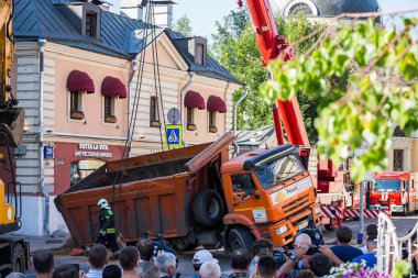 Moskova, Rusya - 24 Ağustos 2018: Moskova'daki Bolshaya Ordynka'da yeraltı suyuyla yıkanan asfaltta kamyonla kaza meydana geldi
