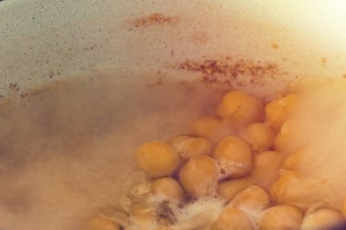 Nohut su ve kaynar bir tencerede pişmiş