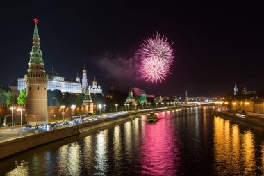 Renkli havai fişek ile gece Moskova Kremlin