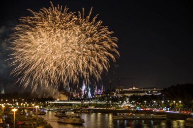 Renkli havai fişek ile gece Moskova Kremlin