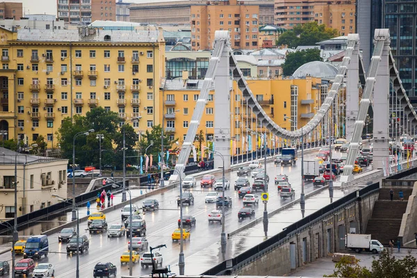 Moskova, Rusya - 21 Ağustos 2018: Moskova'da yağmur dan sonra araba ile Kırım köprüsü