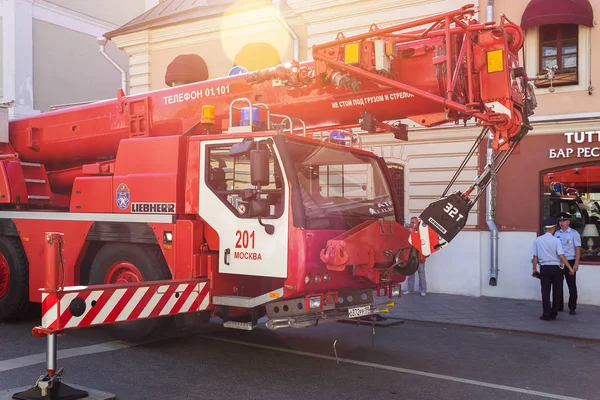 Moskova, Rusya - 24 Ağustos 2018: Moskova'daki Bolshaya Ordynka'da yeraltı suyuyla yıkanan asfaltta kamyonla kaza meydana geldi