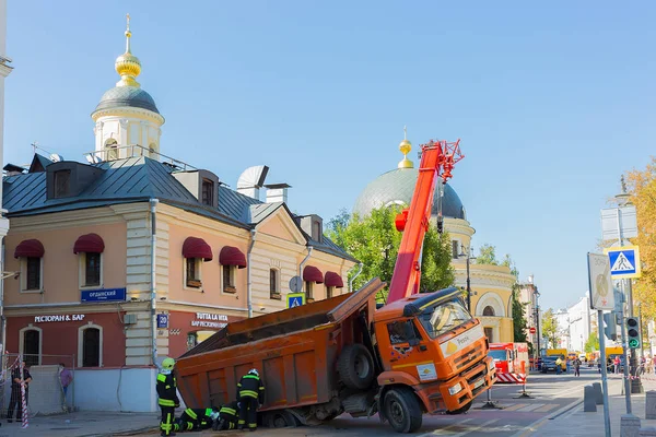 Moskova, Rusya - 24 Ağustos 2018: Moskova'daki Bolshaya Ordynka'da yeraltı suyuyla yıkanan asfaltta kamyonla kaza meydana geldi