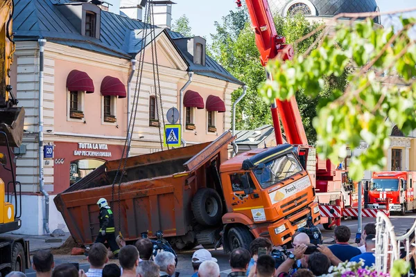 Moskova, Rusya - 24 Ağustos 2018: Moskova'daki Bolshaya Ordynka'da yeraltı suyuyla yıkanan asfaltta kamyonla kaza meydana geldi