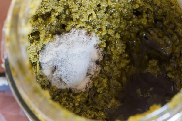 Bir Kavanoz Beyaz Kalıp Içinde Şımarık Pesto Yapıştırın — Stok fotoğraf