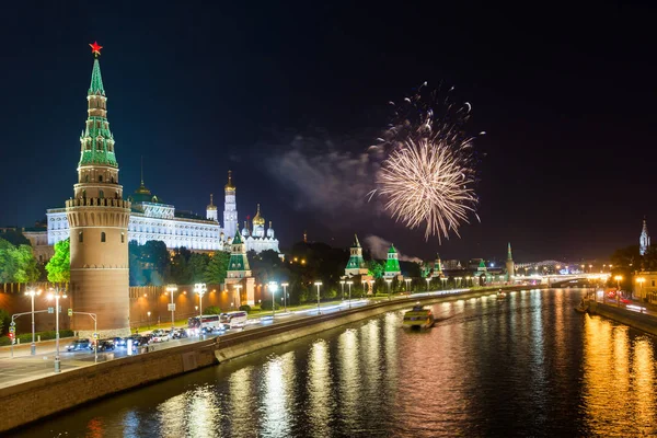 Московский Кремль Ночью Красочными Фейерверками — стоковое фото