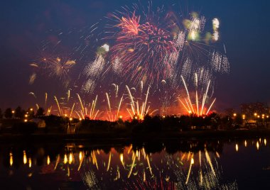 Gölün üzerinde havai fişekler