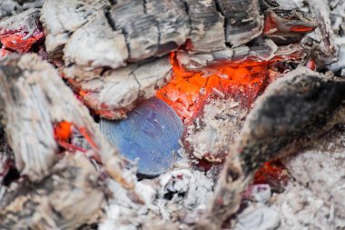 Kömürlerde ve yangında yanmış kırmızı-sıcak bitcoin