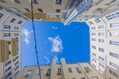 Metro Turgenevskaya yakın Moskova'da eski avlusu iyi