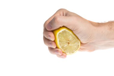 Beyaz arka plan üzerinde izole elinde limon sıkma