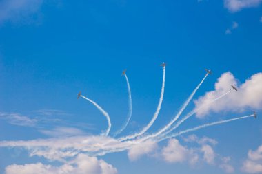 Zhukovsky, Rusya - 21 Temmuz 2017: Beyaz dumanlı uçak