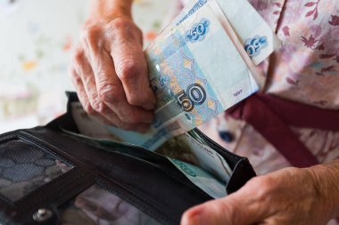 Parası olan yaşlı bir kadının eli. Emekliden ruble.